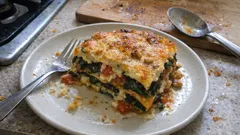 Cremige Spinat-Lasagne mit Pinienkernen – so wird sie nicht trocken