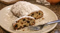 Rumstollen wie vom Bäcker: saftig durchgezogene Früchte und lockerer Hefeteig