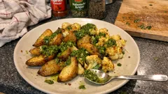 Knusprige Kartoffelspalten & gerösteter Blumenkohl – mit frischem Bärlauch-Pesto vom Blech