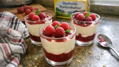 Weiße Schokoladenmousse im Glas – luftig, stabil und mit frischer Himbeersoße