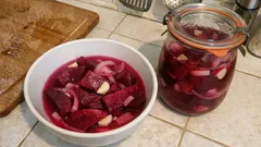 Eingelegte Rote Bete im Glas: würzig-süßsauer, mit Kümmel und Senfsaat