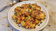 Smashed Potatoes mit Parmesan: so werden sie außen kross und innen zart