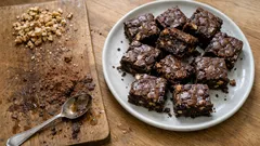 Schnelle Brownies vom Blech: saftig, schokoladig und mit Walnüssen