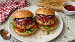 Saftige Puten-Burger selber machen – mit süß-scharfer Chilisauce in 25 Minuten