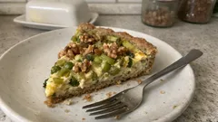 Herzhafte Lauchtarte mit Erbsen: knuspriger Dinkelboden, cremiger Guss – perfekt zum Brunch