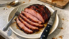 Glasierter Schinken aus dem Ofen: mit Dunkelbier-Honig-Glasur schön karamellisiert