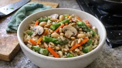 Reis-Pfanne mit grünem Spargel, Champignons und Nüssen – schnell & vegetarisch