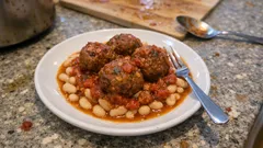 Hackbällchen in Tomaten-Knoblauch-Sauce auf Bohnen – unkompliziertes Familienessen