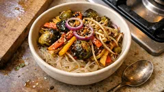 Wok-Gemüse mit Rosenkohl und Glasnudeln – in 20 Minuten würzig und knackig auf dem Tisch