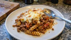 Hack-Nudel-Gratin mit Gemüse und Mozzarella: so wird die Kruste richtig goldbraun