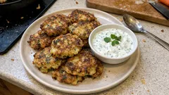 Knusprige Blumenkohlbratlinge mit Zucchini und Kartoffeln – dazu Joghurt-Minze-Dip