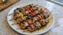 Fleischspieße mit Gemüse aus dem Ofen – Grillgefühl in 10 Minuten