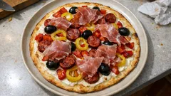 Würziger Flammkuchen mit Paprika, Oliven und Chorizo – schön knusprig aus dem Ofen