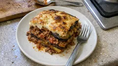Moussaka mit Auberginen und Lammhack – aromatischer Ofenauflauf in klaren Schichten
