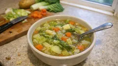 Gemüsesuppe nach Hausfrauenart – mit Wirsing, Kartoffeln und einer Prise Ingwer