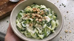 Gemüse-Tagliatelle mit Ziegenfrischkäsesauce – in 20 Minuten cremig und knackig