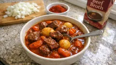 Zartes Rindergulasch aus dem Topf – mit Paprika, Kartoffeln und Möhren