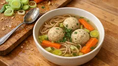 Matzeknödel-Suppe mit Gemüse: ein wärmendes One-Pot-Rezept, das immer gelingt