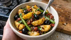 Mediterraner Kartoffelsalat lauwarm – mit knusprigen Kartoffeln, Oliven und Tomaten