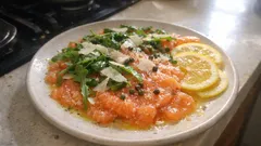 Lachs-Carpaccio mit Parmesan und grünem Pfeffer – schnell, frisch und elegant
