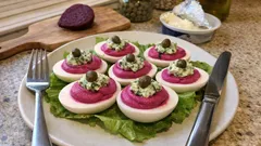 Gefüllte Eier mit Kapern: cremig-würzig mit einem Klecks Spinat-Frischkäse