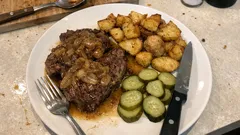 Saftige Steaks mit Zwiebelsauce und knusprigen Röstkartoffeln – so gelingt’s