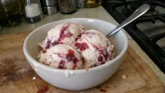 Marmoriertes Kirscheis ohne Eismaschine – cremig, fruchtig und ganz einfach