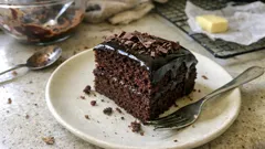 Fluffiger Schokokuchen mit Zartbitter-Glasur – so bleibt er richtig saftig