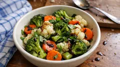 Lauwarmer Brokkolisalat mit Blumenkohl & Möhren – schnell blanchiert, mit Balsamico