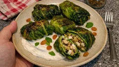 Wirsingpäckchen vegetarisch: mit Grünkern-Reis-Füllung und warmer Joghurtsoße