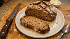 Rustikales Vollkorn-Krustenbrot mit Sauerteig – so gelingt die krosse Kruste mit Dampf