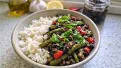 Bohnen-Paprika-Pfanne mit Olivenpaste: mediterran, schnell und perfekt mit Reis