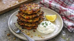 Knusprige Zucchini-Reibekuchen aus der Pfanne – so werden sie nicht matschig