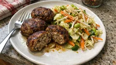 Asiatische Frikadellen: saftig gebraten, dazu Chinakohl-Salat mit Sesam-Dressing
