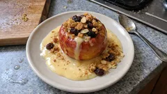 Bratapfel mit warmer Vanillesoße – so gelingt das Ofendessert ganz einfach