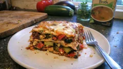 Vegetarische Vollkorn-Lasagne mit buntem Gemüse – würzig, saftig und schön knusprig