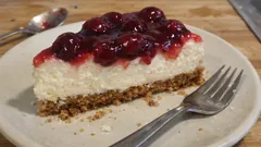 Kirsch-Käsekuchen mit Keksboden – cremig, standfest und mit fruchtigem Topping