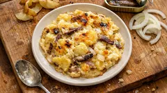 Kartoffel-Sardellen-Gratin aus dem Ofen – cremig, würzig und mit goldener Kruste