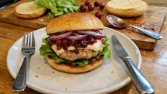 Cranberry-Burger mit saftigem Puten-Patty – schnell gemacht, mit fruchtigem Kick