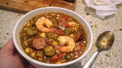 Gumbo mit Garnelen, Okra und Wurst – würziger One-Pot-Eintopf wie in Louisiana
