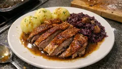 Gänsebraten aus dem Ofen: knusprige Haut, saftiges Fleisch und Maroni-Rotkohl dazu