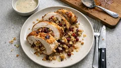 Gefüllte Poularde aus dem Ofen: mit Cranberry-Mandel-Füllung und cremiger Sauce