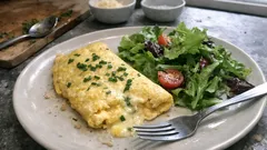 Cremiges Schnittlauch-Omelett mit Blattsalat – in 10 Minuten auf dem Tisch