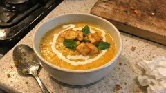 Omas cremige Kartoffelsuppe mit Möhren – mit Ingwer und knusprigen Kartoffelrauten