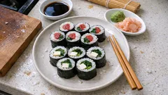 Hoso-Maki-Sushi zu Hause rollen: mit Thunfisch oder Tofu und perfekt gewürztem Reis