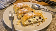 Quarkstrudel mit Rosinen: hauchdünner Strudelteig, lockere Quarkfüllung – so gelingt er