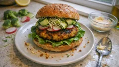 Veganer Tofu-Brokkoli-Burger: knusprige Patties, frische Toppings – gelingt in Pfanne oder auf dem Grill