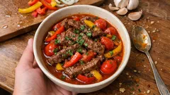 Rindfleischpfanne mit Paprika – so bleibt das Fleisch saftig und die Sauce schön würzig