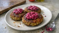 Grünkernfrikadellen mit Rote-Bete-Käse-Topping – herzhaft, vegetarisch und schnell gemacht