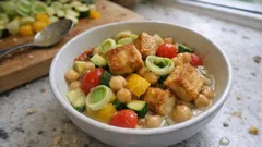 Knuspriger Tofu aus der Pfanne – mit Lauch, Zucchini und cremiger Soja-Sauce